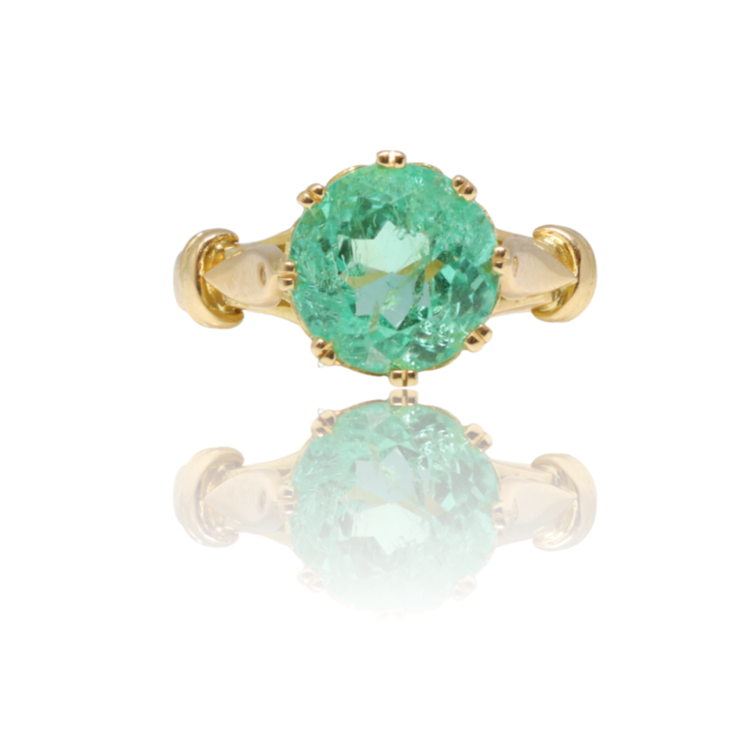 18 karat Yellow Gold Colombian solitaire ring