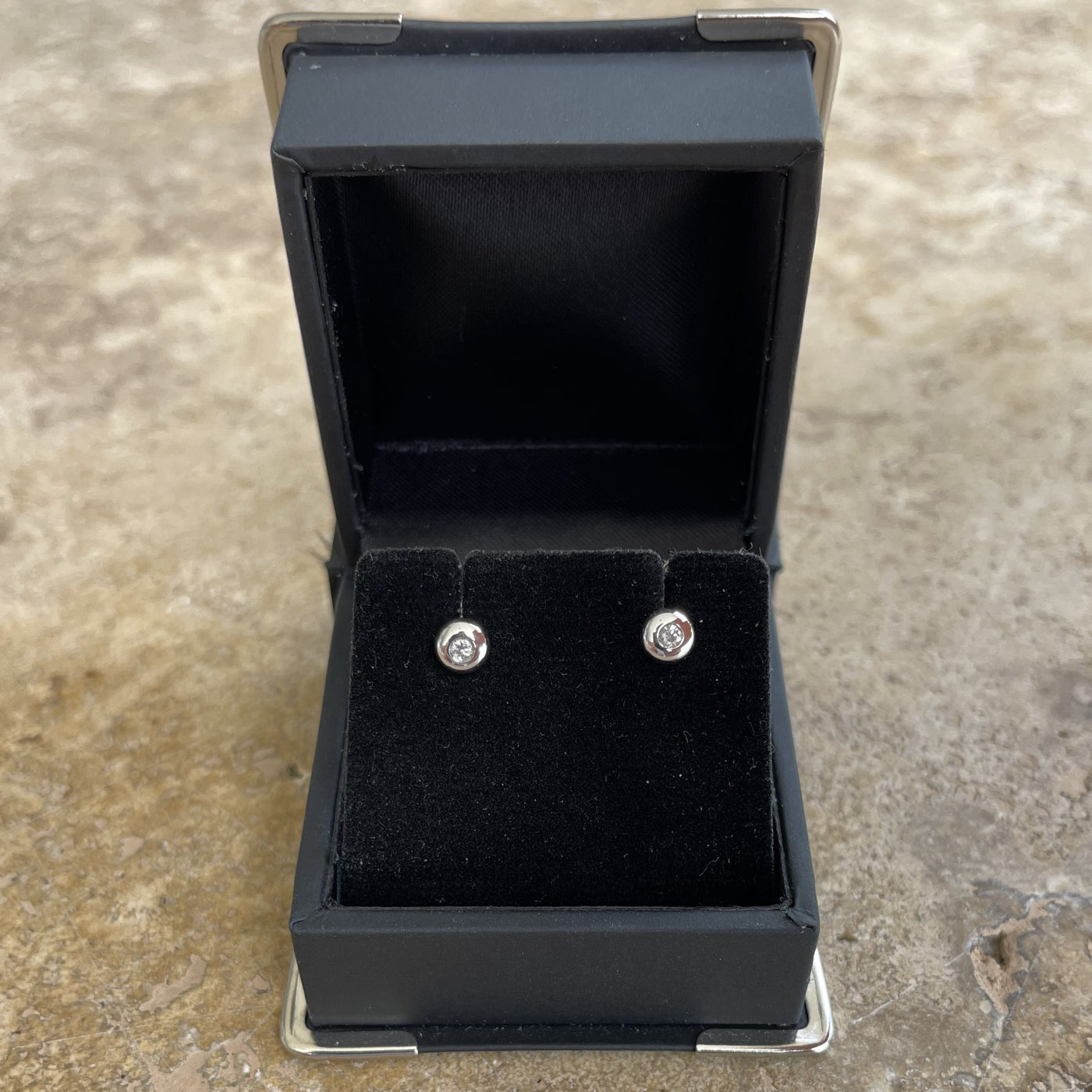 18CT White Gold Diamond Studs