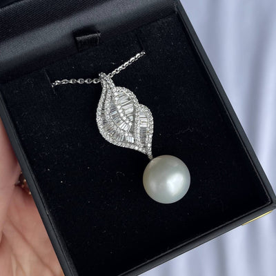 18CT white gold Pearl and Diamond drop pendant and necklace