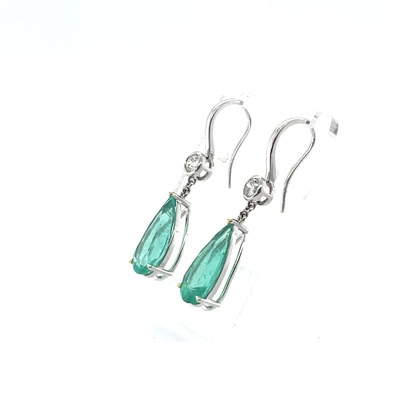 18CT white gold colombian emerald and diamond earring