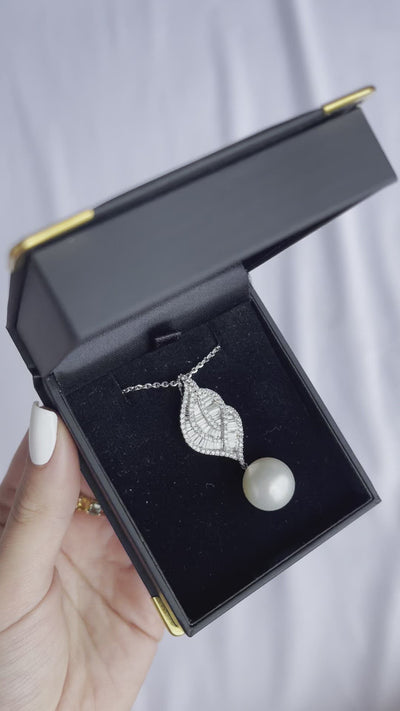 18CT white gold Pearl and Diamond drop pendant and necklace