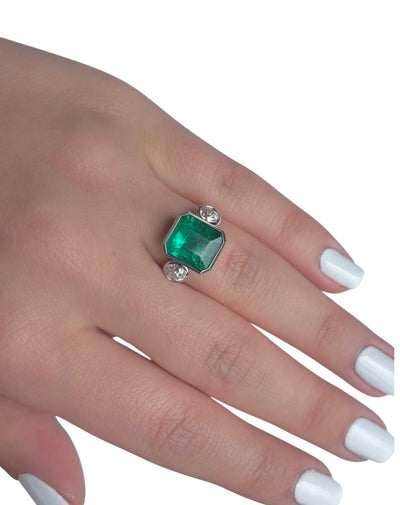 18CT white gold emerald and diamond ring