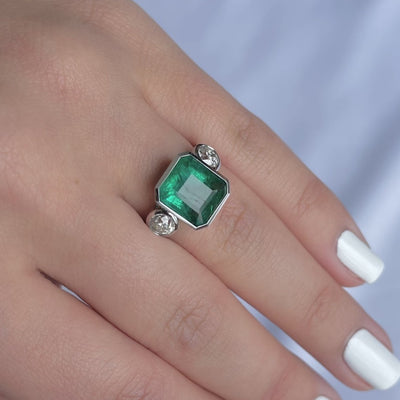 18CT white gold emerald and diamond ring