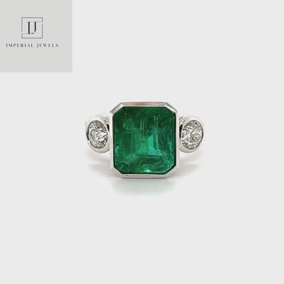 18CT white gold emerald and diamond ring